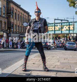 Ein Punk schlägt eine Pose im berühmten Camden in London. Stockfoto