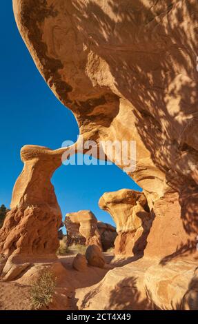 Metate Bogen am Teufels Garten im Grand Staircase Escalante National Monument, Colorado Plateau, Utah, USA Stockfoto