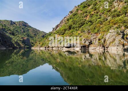 Fluss Douro fließt durch enge Felsenschlucht in Portugal. Douro Region. Stockfoto