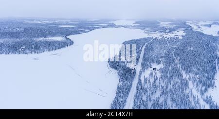 Torassieppi Reindeer Farm Unterkunft mit Hütten im Wald im Polarkreis in Finnisch-Lappland, Finnland Drohne Stockfoto