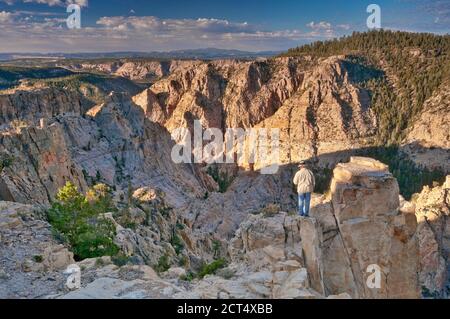 Wanderer in Box Death Hollow Wilderness, Blick bei Sonnenaufgang von der Hells Backbone Road, Colorado Plateau, Utah, USA Stockfoto