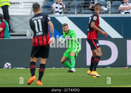 Frankfurt, Deutschland. 19. Sep, 2020. Torwart Kevin TRAPP (Mitte, F) bittet Aymen BARKOK (rechts, F), sich selbst, Fußball 1. Bundesliga, 1. Spieltag, Eintracht Frankfurt (F) - Arminia Bielefeld (BI) 1: 1, am 19.09 zu bieten. 2020 in Frankfurt/Deutschland. ¬ Nutzung weltweit Credit: dpa/Alamy Live News Stockfoto