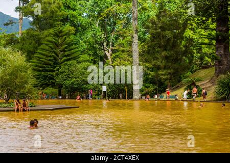 Furnas, Azoren, Portugal - 16. August 2020: Schwimmen in einem Mineralbad im botanischen Garten Terra Nostra in Furnas, Sao Miguel isran Stockfoto