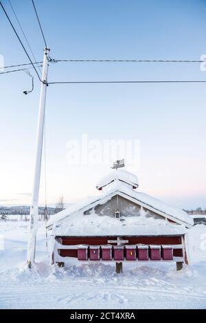 Briefkasten in einem kleinen Dorf Siedlung innerhalb des Polarkreises in Finnisch-Lappland, Finnland Drohne Stockfoto