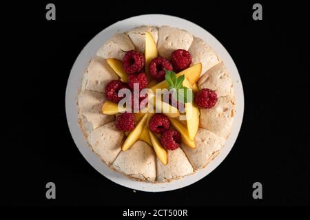 Süßer Kuchen mit Früchten isoliert auf schwarzem Hintergrund. Draufsicht. Speicherplatz kopieren. Hochwertige Fotos Stockfoto