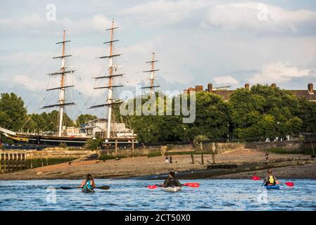 Kajakfahren auf der Themse an der Cutty Sark, Greenwich, London, England Stockfoto