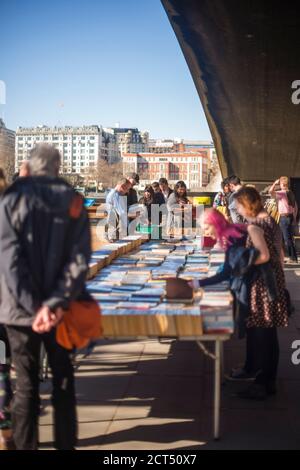 Second Hand Buchstand auf dem Markt auf der London South Bank, England, Großbritannien, Europa Stockfoto