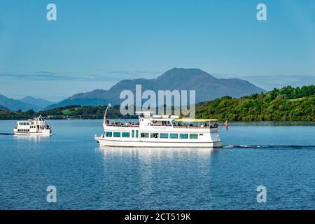 Sweeneys Cruise Co. Silver Marlin und Astina passieren Loch Lomond mit Ben Lomond Bhin in der Nähe von Loch Lomond Shores Balloch West Dunbartonshire Schottland Großbritannien Stockfoto