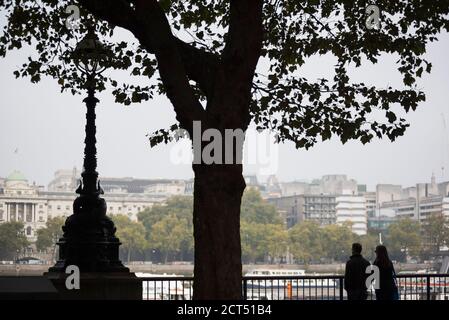 Paar bewundern die Themse von South Bank, London, England Stockfoto