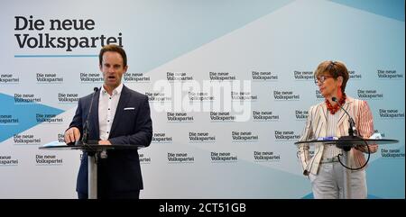 Wien, Österreich. September 2020. Pressekonferenz mit ÖVP (Neue Volkspartei Wien) Gesundheitssprecherin Ingrid Korosec (R) und ÖVP-Stadtrat Markus Wölbitsch (L). Die neue Wiener Volkspartei präsentiert ein umfassendes Maßnahmenpaket zur Bewältigung der Corona-Krise in Wien. Quelle: Franz Perc / Alamy Live News Stockfoto