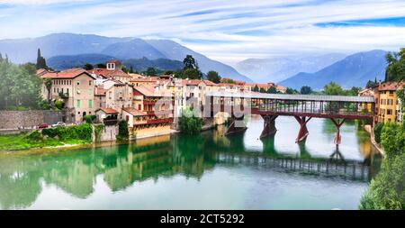 Schöne mittelalterliche Städte von Italien -malerischen Bassano del Grappa mit berühmter Brücke, Provinz Vicenza, Region Venetien
