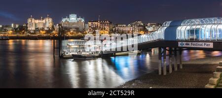 Festival Pier am South Bank, mit Embankment dahinter, London, England Stockfoto