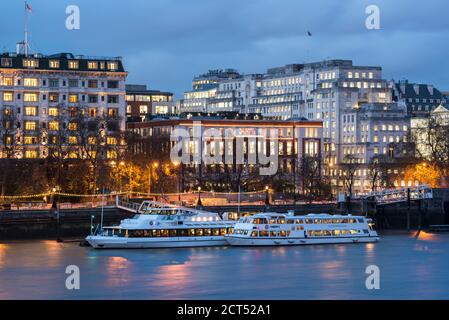 Zwei Bootsrestaurants am Ufer der Themse, von den Golden Jubilee Bridges aus gesehen, London, England Stockfoto