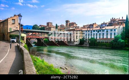 Schöne mittelalterliche Städte von Italien -malerischen Bassano del Grappa mit berühmter Brücke, Provinz Vicenza, Region Venetien Stockfoto