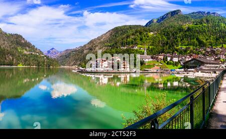 Atemberaubende alpine Landschaft, Dolomiten Berge. Schöner See und Dorf Lago di Alleghe, Norditalien (Provinz Belluno) Stockfoto