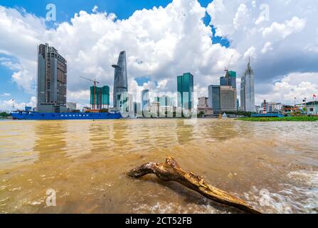 Wolkenkratzer entlang des Flusses mit Architektur Bürotürme, Hotels, Zentrum kulturelle und kommerzielle Entwicklung Land am meisten in Ho Chi Minh Stadt, Vietnam Stockfoto
