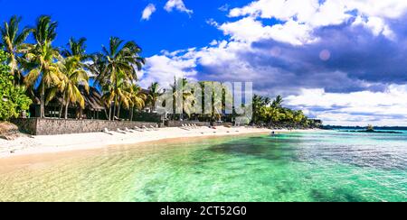 Traumstrandlandschaft. Idyllische tropische Landschaft mit weißem Sand und Palmen Stockfoto