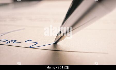 Person, Die Wichtiges Dokument Signiert. Kamera folgt Tip of the Pen bei der Vertragsunterschrift für den entscheidenden Geschäftsvertrag. Modell „Lorem Ipsum“-Signatur auf dem Stockfoto