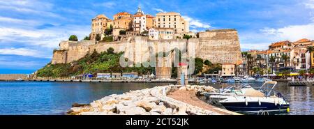 Korsika Insel. Blick auf Festung und Marine in Calvi Stadt. Beliebtes Touristenziel. Frankreich Stockfoto