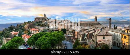 Wahrzeichen Italiens - mittelalterliche Stadt Montalcino, berühmte Weinregion Italiens Stockfoto