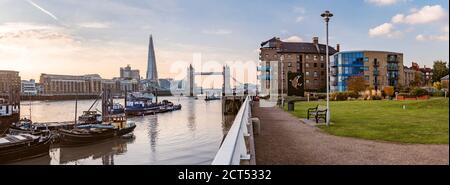 Tower Bridge und The Shard von der Hermitage Riverside Memorial Garden in Wapping, London, England Stockfoto