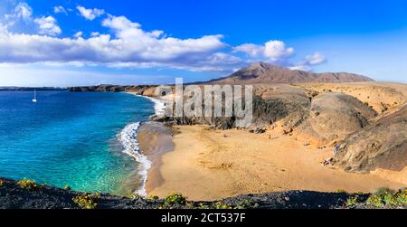 Malerische Natur und schöne Strände von vulkanischen Lanzarote. Papagayo Strand. Kanarische Inseln Stockfoto
