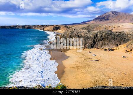 Malerische Natur und schöne bunte Strände von vulkanischen Lanzarote. Papagayo Strand. Kanarische Inseln Stockfoto