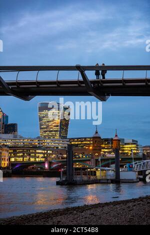 Millennium Bridge und das Walkie Talkie Gebäude bei Nacht, City of London, London, England Stockfoto