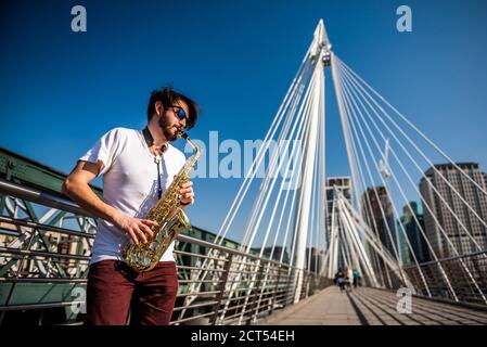 Golden Jubilee Bridge Street Scene, South Bank, London, England Stockfoto