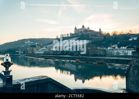 Festung Marienberg (deutsch: Festung Marienberg) von der Alten Mainbrücke aus gesehen. Die Festung ist ein prominentes Wahrzeichen am linken Ufer des Main r Stockfoto