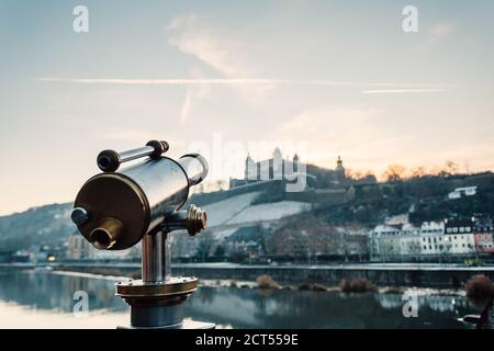 Münzfernglas auf der Aussichtsplattform auf der Alten Mainbrücke, Würzburg, wo die Festung Marienberg zu sehen war Stockfoto