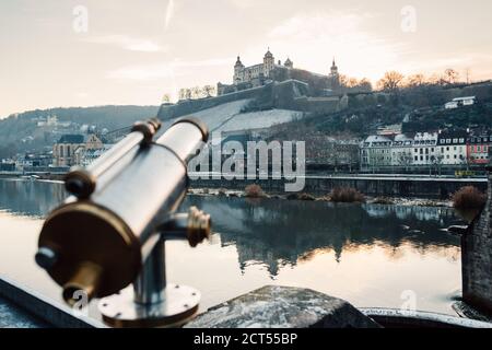 Festung Marienberg (deutsch: Festung Marienberg) von der Alten Mainbrücke aus gesehen. Die Festung ist ein prominentes Wahrzeichen am linken Ufer des Main r Stockfoto