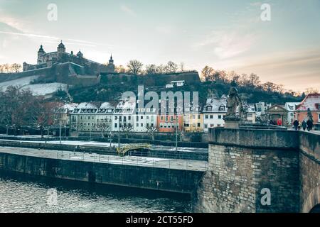 Festung Marienberg (deutsch: Festung Marienberg) von der Alten Mainbrücke aus gesehen. Die Festung ist ein prominentes Wahrzeichen am linken Ufer des Main r Stockfoto