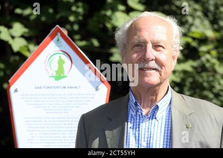 Ballenstedt, Deutschland. September 2020. Eduard Prinz von Anhalt nimmt an der Eröffnung des Albrechtswegs im Selketal bei Ballenstedt im Harz Teil. Der 17 Kilometer lange Albrechtsweg, benannt nach Prinz Albrecht, verbindet Schloss Ballenstedt mit Schloss Anhalt im Selketal. Albrecht der Bär (um 1100 bis 1170) gilt als Gründer des Fürstentums Anhalt und der Mark Brandenburg. Quelle: Matthias Bein/dpa-Zentralbild/ZB/dpa/Alamy Live News Stockfoto