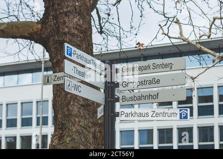 Wegweiser zu den lokalen und touristischen Zielen in Bad Kissingen, Bayern, Deutschland Stockfoto