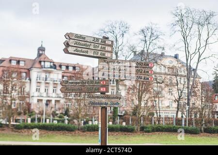 Wegweiser zu den lokalen und touristischen Zielen in Bad Kissingen, Bayern, Deutschland Stockfoto