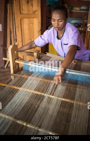 Weberei mit Seide, Ambalavao, Madagaskar Zentralhochland Stockfoto