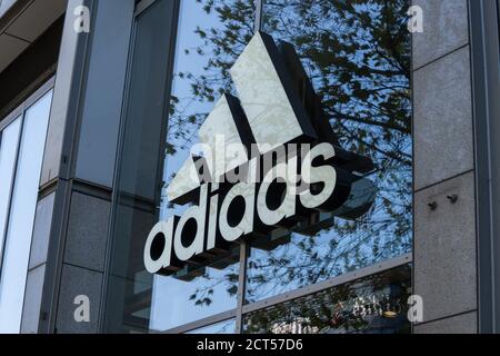 Berlin, Deutschland. September 2020. Berlin, Deutschland 17. September 2020: Symbolbilder - 2020 adidas, Logo, Schriftzug, Feature/Symbol/Symbol Foto/Eigenschaft/Detail/ Verwendung weltweit Credit: dpa/Alamy Live News Stockfoto