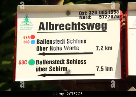 Ballenstedt, Deutschland. September 2020. Im Selketal bei Ballenstedt im Harz befindet sich ein Schild am neuen Albrechtsweg. Der 17 Kilometer lange Albrechtsweg, benannt nach Prinz Albrecht, verbindet Schloss Ballenstedt mit Schloss Anhalt im Selketal. Albrecht der Bär (um 1100 bis 1170) gilt als Gründer des Fürstentums Anhalt und der Mark Brandenburg. Quelle: Matthias Bein/dpa-Zentralbild/ZB/dpa/Alamy Live News Stockfoto