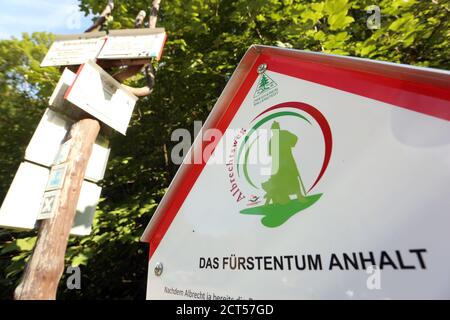 Ballenstedt, Deutschland. September 2020. Im Selketal bei Ballenstedt im Harz befindet sich ein Schild am neuen Albrechtsweg. Der 17 Kilometer lange Albrechtsweg, benannt nach Prinz Albrecht, verbindet Schloss Ballenstedt mit Schloss Anhalt im Selketal. Albrecht der Bär (um 1100 bis 1170) gilt als Gründer des Fürstentums Anhalt und der Mark Brandenburg. Quelle: Matthias Bein/dpa-Zentralbild/ZB/dpa/Alamy Live News Stockfoto