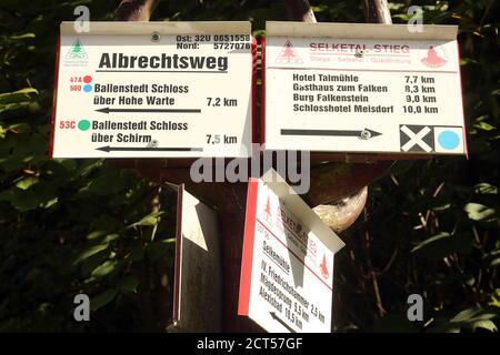 Ballenstedt, Deutschland. September 2020. Im Selketal bei Ballenstedt im Harz befindet sich ein Schild am neuen Albrechtsweg. Der 17 Kilometer lange Albrechtsweg, benannt nach Prinz Albrecht, verbindet Schloss Ballenstedt mit Schloss Anhalt im Selketal. Albrecht der Bär (um 1100 bis 1170) gilt als Gründer des Fürstentums Anhalt und der Mark Brandenburg. Quelle: Matthias Bein/dpa-Zentralbild/ZB/dpa/Alamy Live News Stockfoto