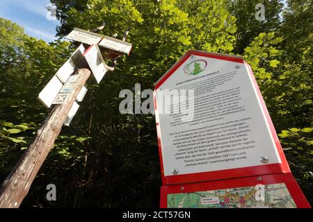 Ballenstedt, Deutschland. September 2020. Im Selketal bei Ballenstedt im Harz befindet sich ein Schild am neuen Albrechtsweg. Der 17 Kilometer lange Albrechtsweg, benannt nach Prinz Albrecht, verbindet Schloss Ballenstedt mit Schloss Anhalt im Selketal. Albrecht der Bär (um 1100 bis 1170) gilt als Gründer des Fürstentums Anhalt und der Mark Brandenburg. Quelle: Matthias Bein/dpa-Zentralbild/ZB/dpa/Alamy Live News Stockfoto