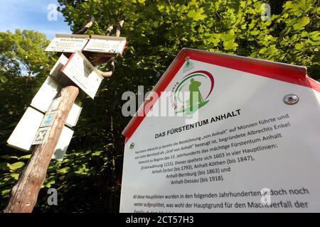 Ballenstedt, Deutschland. September 2020. Im Selketal bei Ballenstedt im Harz befindet sich ein Schild am neuen Albrechtsweg. Der 17 Kilometer lange Albrechtsweg, benannt nach Prinz Albrecht, verbindet Schloss Ballenstedt mit Schloss Anhalt im Selketal. Albrecht der Bär (um 1100 bis 1170) gilt als Gründer des Fürstentums Anhalt und der Mark Brandenburg. Quelle: Matthias Bein/dpa-Zentralbild/ZB/dpa/Alamy Live News Stockfoto