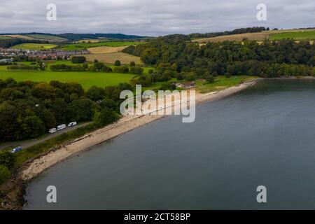 Luftaufnahme von Silver Sands Beach, Aberdour, Fife, Schottland. Stockfoto