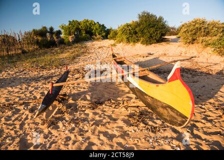 Ausgußkanu zum Angeln auf Ifty Beach, Südwestmadagagagassar, Afrika Stockfoto