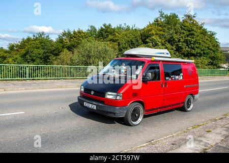 1992 rot VW Volkswagen Transporter stirbt; Fahrzeug Verkehr Fahrzeuge, Transporter Fahrzeug auf britischen Straßen, Motoren, Fahren auf der Autobahn M6-Netz. Stockfoto