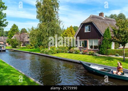 Giethoorn, Niederlande - 13. September 2020. Schöne reetgedeckte Gebäude im berühmten Dorf Giethoorn in den Niederlanden mit Wasserkanälen. Der Stockfoto