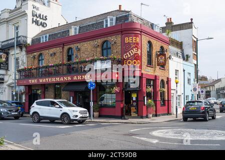 Öffentliche Häuser und Restaurants der Bulls Head und Watermans Arms am Flussufer in Lonsdale Road, Barnes, London, England, Großbritannien Stockfoto