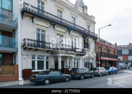 Öffentliche Häuser und Restaurants der Bulls Head und Watermans Arms am Flussufer in Lonsdale Road, Barnes, London, England, Großbritannien Stockfoto