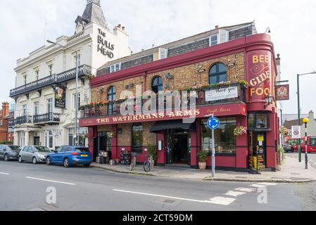 Öffentliche Häuser und Restaurants der Bulls Head und Watermans Arms am Flussufer in Lonsdale Road, Barnes, London, England, Großbritannien Stockfoto